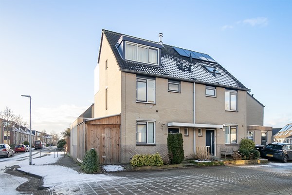 Te koop: Heerlijk ruime 2-onder-1-kapwoning met aanbouw, opbouw en garage, gelegen op een kindvriendelijke en rustige locatie in de wijk Stadspolders.